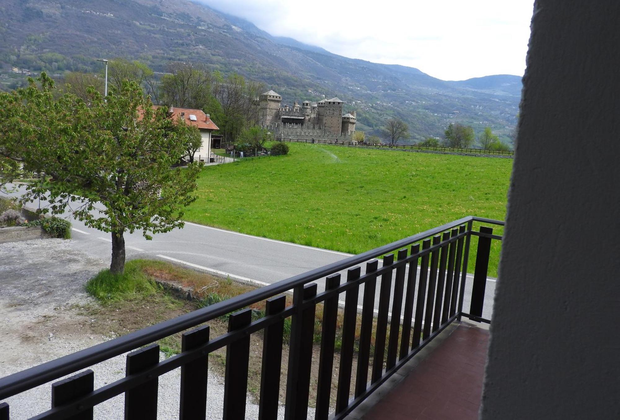 Vila Vue Du Chateau Fenis Exteriér fotografie