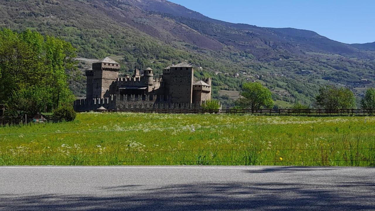 Vila Vue Du Chateau Fenis Exteriér fotografie