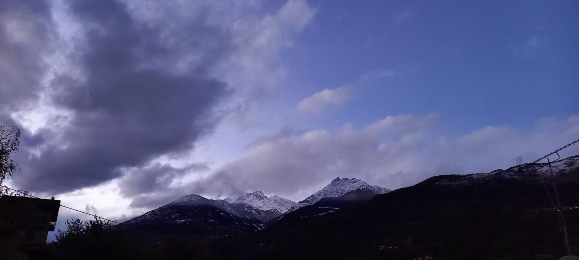 Vila Vue Du Chateau Fenis Exteriér fotografie